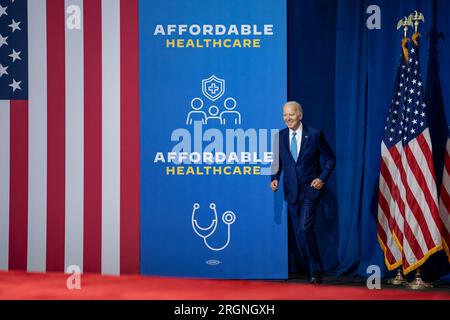 Reportage: President Biden Besuch in Virginia Beach für eine Rede über Gesundheit (2023) - Präsident Joe Biden kommt, um Bemerkungen zum Schutz des Zugangs zu erschwinglicher Gesundheitsversorgung zu halten, Dienstag, 28. Februar 2023, im Kempsville Recreation Center in Virginia Beach, Virginia. Stockfoto