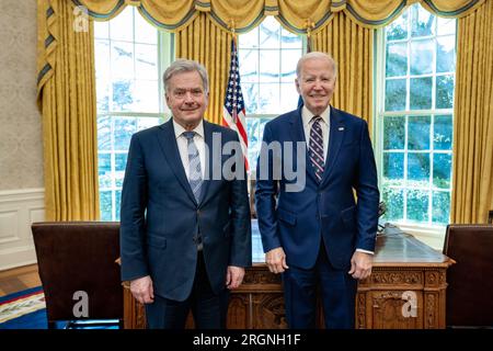 Bericht: Präsident Joe Biden trifft am Donnerstag, den 9. März 2023, im Oval Office des Weißen Hauses mit finnischem Präsidenten Sauli Niinisto zusammen. Stockfoto