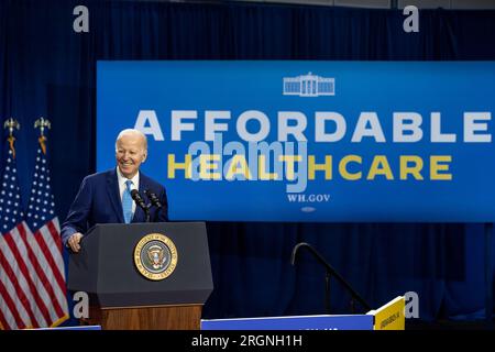 Reportage: President Biden Besuch in Virginia Beach für eine Rede über das Gesundheitswesen (2023) - Präsident Joe Biden spricht über den Schutz des Zugangs zu erschwinglicher Gesundheitsversorgung, Dienstag, 28. Februar 2023, im Kempsville Recreation Center in Virginia Beach, Virginia. Stockfoto