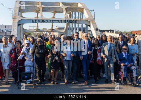 Bericht: Besuch von Joe Biden in Selma Alabama (2023) - Präsident Joe Biden überquert die Edmund-Pettus-Brücke mit Bürgerrechtsführern, um dem 58. Jahrestag des Blutsonntags am Sonntag, dem 5. März 2023, in Selma, Alabama, zu gedenken. Stockfoto