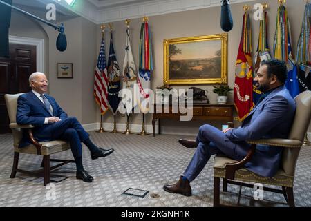 Reportage: Präsident Joe Biden nimmt an einem Interview mit Kal Penn von "The Daily Show" am Mittwoch, den 8. März 2023, im Roosevelt-Saal des Weißen Hauses Teil. Stockfoto