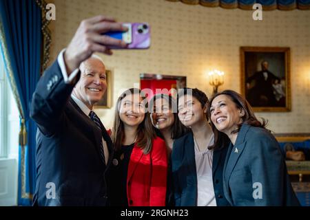 Bericht: Ernennung der stellvertretenden Arbeitsministerin Julie Su zum Arbeitsminister (2023) – Präsident Joe Biden und Vizepräsidentin Kamala Harris begrüßen die nominierte Arbeitsministerin Julie Su und ihre Familie am Mittwoch, den 1. März 2023, im Blauen Saal des Weißen Hauses. Stockfoto