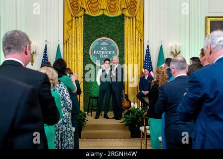 Bericht: St. Patrick's Day at the White House (2023) - Singer Niall Horan tritt in einem St. Patrick's Day Empfang, Freitag, 17. März 2023, im Ostzimmer des Weißen Hauses. Stockfoto