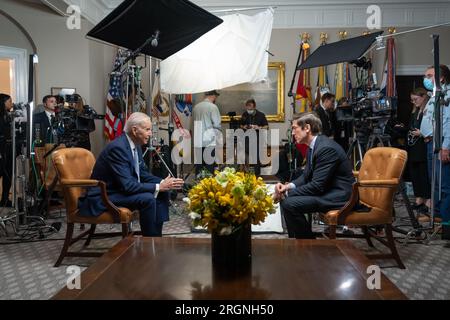 Reportage: Präsident Joe Biden nimmt am Freitag, den 24. Februar 2023, an einem Interview mit David Muir von ABC News im Roosevelt-Saal des Weißen Hauses Teil. Stockfoto