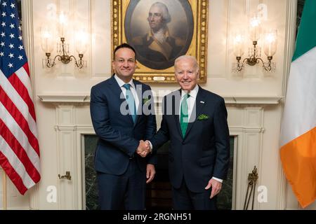 Bericht: St. Patrick's Day at the White House (2023) - Präsident Joe Biden begrüßt Taoiseach von Irland Leo Varadkar, Freitag, 17. März 2023, im diplomatischen Empfangsraum des Weißen Hauses. Stockfoto