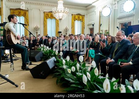 Bericht: St. Patrick's Day at the White House (2023) - Singer Niall Horan tritt in einem St. Patrick's Day Empfang, Freitag, 17. März 2023, im Ostzimmer des Weißen Hauses. Stockfoto