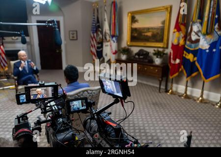 Reportage: Präsident Joe Biden nimmt an einem Interview mit Kal Penn von "The Daily Show" am Mittwoch, den 8. März 2023, im Roosevelt-Saal des Weißen Hauses Teil. Stockfoto