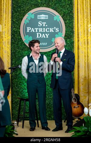 Bericht: St. Patrick's Day at the White House (2023) - Singer Niall Horan tritt in einem St. Patrick's Day Empfang, Freitag, 17. März 2023, im Ostzimmer des Weißen Hauses. Stockfoto