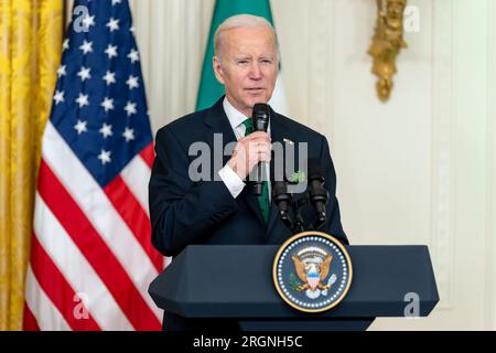 Bericht: St. Patrick's Day at the White House (2023) - Präsident Joe Biden spricht in einem St. Patrick's Day Empfang, Freitag, 17. März 2023, im Ostzimmer des Weißen Hauses. Stockfoto