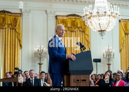 Reportage: Joe Biden überreicht Medaillen bei der National Arts and Humanities Medal Ceremony (2023) – Präsident Joe Biden hält Bemerkungen bei der National Arts and Humanities Medal Ceremony am Dienstag, den 21. März 2023, im East Room des Weißen Hauses. Stockfoto