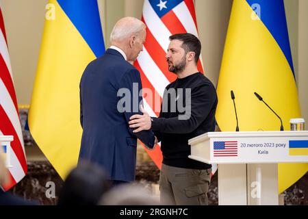 Bericht: Präsident Joe Biden gibt am Montag, den 20. Februar 2023, im Marijinskyy-Palast in Kiew, Ukraine, eine gemeinsame Erklärung mit dem ukrainischen Präsidenten Wolodymyr Zelenskyy ab. Stockfoto