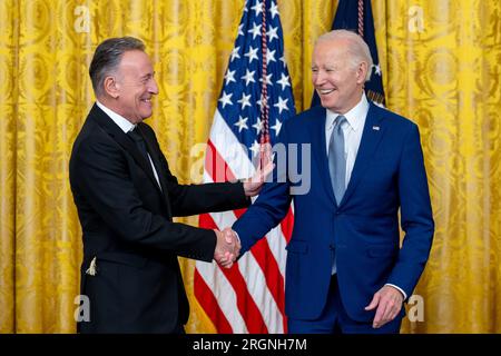 Reportage: Joe Biden überreicht Medaillen bei der National Arts and Humanities Medal Ceremony (2023) – Präsident Joe Biden überreicht Bruce Springsteen die National Medal of the Arts 2021 bei der National Arts and Humanities Medal Ceremony, Dienstag, 21. März 2023, im East Room des Weißen Hauses. Stockfoto