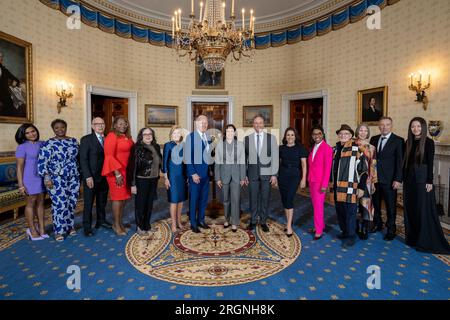 Bericht: Joe Biden überreicht Medaillen bei der National Arts and Humanities Medal Ceremony (2023) – Präsident Joe Biden, First Lady Jill Biden, Vizepräsident Kamala Harris und zweiter Gentleman Douglas Emhoff posieren für Fotos mit Empfängern der National Arts Medal am Dienstag, den 21. März 2023, im Blauen Raum des Weißen Hauses. Stockfoto