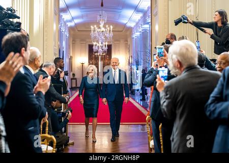 Reportage: Joe Biden überreicht Medaillen bei der National Arts and Humanities Medal Ceremony (2023) - Präsident Joe Biden und First Lady Jill Biden treffen bei der National Arts and Humanities Medal Ceremony am Dienstag, den 21. März 2023, im East Room des Weißen Hauses ein. Stockfoto