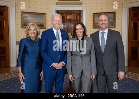 Reportage: Präsident Joe Biden, First Lady Jill Biden, Vizepräsident Kamala Harris und zweiter Gentleman Douglas Emhoff posieren für ein Foto vor einer Zeremonie für die Empfänger der National Arts and Humanities Medaille am Dienstag, den 21. März 2023, im Blauen Raum des Weißen Hauses. Stockfoto