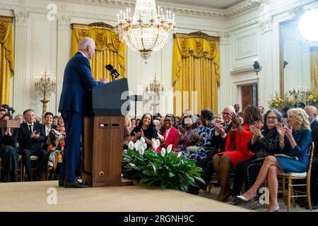 Reportage: Joe Biden überreicht Medaillen bei der National Arts and Humanities Medal Ceremony (2023) – Präsident Joe Biden hält Bemerkungen bei der National Arts and Humanities Medal Ceremony am Dienstag, den 21. März 2023, im East Room des Weißen Hauses. Stockfoto