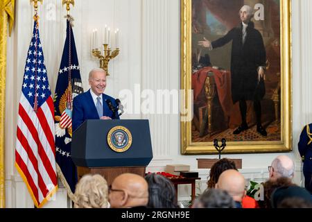 Reportage: Joe Biden überreicht Medaillen bei der National Arts and Humanities Medal Ceremony (2023) – Präsident Joe Biden hält Bemerkungen bei der National Arts and Humanities Medal Ceremony am Dienstag, den 21. März 2023, im East Room des Weißen Hauses. Stockfoto