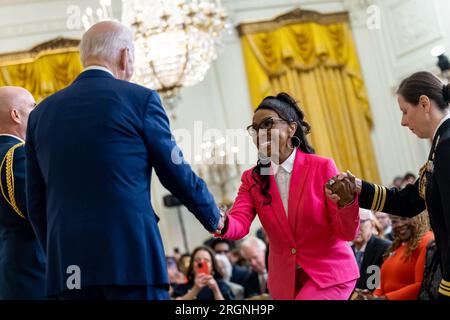 Reportage: Joe Biden überreicht Medaillen bei der National Arts and Humanities Medal Ceremony (2023) – Präsident Joe Biden überreicht die National Medal of Arts an Sänger Gladys Knight während einer Zeremonie am Dienstag, den 21. März 2023, im Ostzimmer des Weißen Hauses. Stockfoto