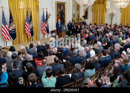 Reportage: Joe Biden überreicht Medaillen bei der National Arts and Humanities Medal Ceremony (2023) – Präsident Joe Biden hält Bemerkungen bei der National Arts and Humanities Medal Ceremony am Dienstag, den 21. März 2023, im East Room des Weißen Hauses. Stockfoto