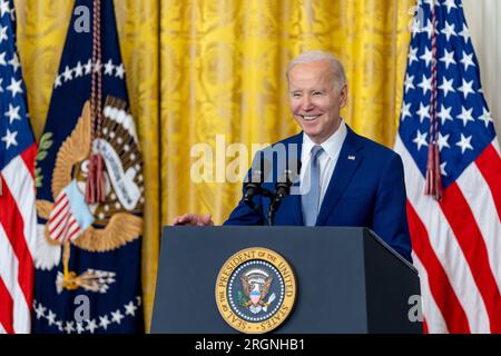 Reportage: Joe Biden überreicht Medaillen bei der National Arts and Humanities Medal Ceremony (2023) – Präsident Joe Biden hält Bemerkungen bei der National Arts and Humanities Medal Ceremony am Dienstag, den 21. März 2023, im East Room des Weißen Hauses. Stockfoto