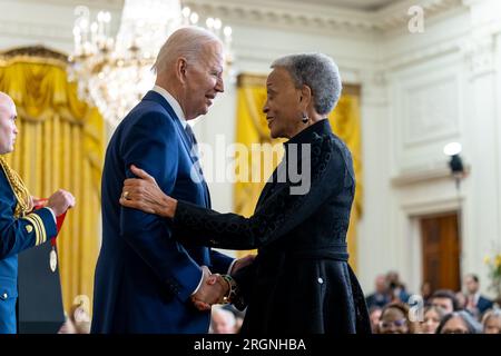 Reportage: Joe Biden überreicht Medaillen bei der National Arts and Humanities Medal Ceremony (2023) – Präsident Joe Biden überreicht Johnetta Betsch Cole die National Humanities Medal während einer Zeremonie am Dienstag, den 21. März 2023, im Ostzimmer des Weißen Hauses. Stockfoto