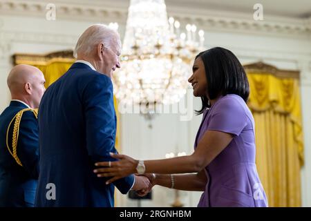 Reportage: Joe Biden überreicht Medaillen bei der National Arts and Humanities Medal Ceremony (2023) – Präsident Joe Biden überreicht die National Medal of Arts der Schauspielerin und Schriftstellerin Mindy Kaling während einer Zeremonie am Dienstag, den 21. März 2023, im East Room des Weißen Hauses. Stockfoto