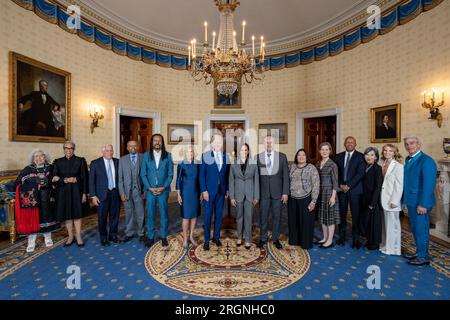 Bericht: Joe Biden überreicht Medaillen bei der National Arts and Humanities Medal Ceremony (2023) – Präsident Joe Biden, First Lady Jill Biden, Vizepräsident Kamala Harris und zweiter Gentleman Douglas Emhoff posieren für Fotos mit den Empfängern der National Humanities Medal Dienstag, den 21. März 2023, im Blauen Raum des Weißen Hauses. Stockfoto