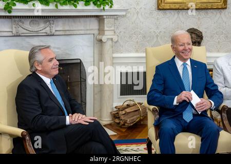 Bericht: Präsident Joe Biden veranstaltet am Mittwoch, den 29. März 2023, ein bilaterales Treffen mit dem Präsidenten der Argentinischen Republik Alberto Fernández im Oval Office des Weißen Hauses. Stockfoto