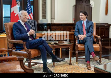 Bericht: Besuch von Präsident Biden in Ottawa, Kanada (2023) – Präsident Joe Biden nimmt an einem eingeschränkten bilateralen Treffen mit dem kanadischen Premierminister Justin Trudeau am Freitag, den 24. März 2023, im Büro des Premierministers im Parliament Hill in Ottawa, Ontario, Kanada Teil. Stockfoto