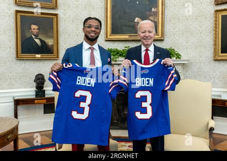 Präsident Joe Biden trifft sich mit Buffalo Bills Safety Damar Hamlin, Donnerstag, 30. März 2023, im Oval Office des Weißen Hauses. Hamlin hatte während eines NFL-Spiels im Januar einen Herzstillstand auf dem Spielfeld. Stockfoto