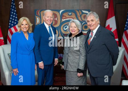 Bericht: Präsident Biden Besuch in Ottawa Kanada (2023) - Präsident Joe Biden und First Lady Jill Biden begrüßen Generalgouverneur Mary Simon und ihren Ehemann Whit Fraser am Donnerstag, den 23. März 2023, im Canada Reception Center am Ottawa International Airport in Ottawa, Ontario, Kanada. Stockfoto