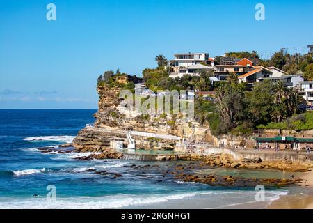 Bronte Beach und Küste, berühmter Strand in den östlichen Vororten von Sydney, NSW, Australien an einem Wintertag mit blauem Himmel im Jahr 2023, weitgehend verlassener Strand Stockfoto