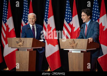 Bericht: Besuch von Präsident Biden in Ottawa, Kanada (2023) - Präsident Joe Biden und kanadischer Premierminister Justin Trudeau nehmen an einer gemeinsamen Pressekonferenz Teil und beantworten Fragen von Pressemitgliedern am Freitag, den 24. März 2023, im John A. McDonald Building in Ottawa, Ontario, Kanada. Stockfoto