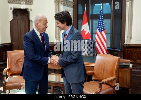 Bericht: Besuch von Präsident Biden in Ottawa, Kanada (2023) – Präsident Joe Biden nimmt am Freitag, den 24. März 2023, an einem eingeschränkten bilateralen Treffen mit dem kanadischen Premierminister Justin Trudeau im Büro des Premierministers im Parliament Hill in Ottawa, Ontario, Kanada Teil. Stockfoto