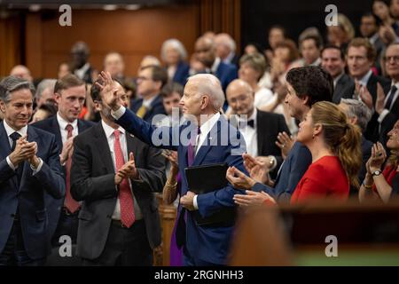 Bericht: Besuch von Präsident Biden in Ottawa, Kanada (2023) - Präsident Joe Biden, zusammen mit First Lady Jill Biden, dem kanadischen Premierminister Justin Trudeau und seiner Frau Sophie Gregoire Trudeau, spricht am Freitag, den 24. März 2023 im Parliament Hill in Ottawa, Ontario, Kanada, vor dem Parlament. Stockfoto