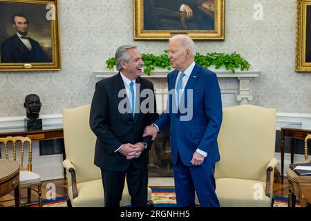 Bericht: Präsident Joe Biden veranstaltet am Mittwoch, den 29. März 2023, ein bilaterales Treffen mit dem Präsidenten der Argentinischen Republik Alberto Fernández im Oval Office des Weißen Hauses. Stockfoto