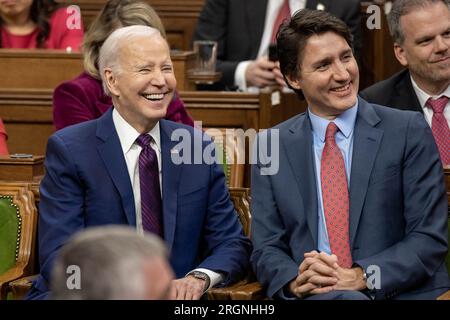 Bericht: Besuch von Präsident Biden in Ottawa, Kanada (2023) - Präsident Joe Biden und der kanadische Premierminister Justin Trudeau nehmen am Freitag, den 24. März 2023, an einer gemeinsamen Parlamentssitzung im Parliament Hill in Ottawa, Ontario, Kanada Teil. Stockfoto