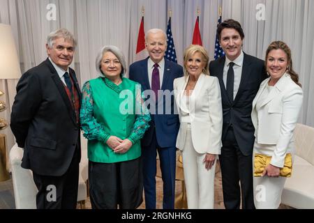 Bericht: Präsident Biden besucht Ottawa Kanada (2023) - Präsident Joe Biden und First Lady Jill Biden treffen am Freitag, den 24. März, im Canada Aviation and Space Museum in Ottawa, Ontario, Kanada ein, 2023, und werden vom kanadischen Premierminister Justin Trudeau, seiner Frau Sophie Gregoire Trudeau, der Generalgouverneurin von Kanada Mary Simon und ihrem Ehemann Whit Fraser begrüßt. Stockfoto