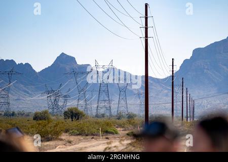 Bericht: Kamala Harris in Delaney Umspannwerk bahnbrechende Zeremonie (2023) – Vizepräsidentin Kamala Harris erhält Projektbesprechung im Umspannwerk Delaney in Tonopah, Arizona, Donnerstag, 19. Januar 2023, vor dem Aufbruch der TEN-West-Link-Übertragungsleitung für saubere Energie. Stockfoto