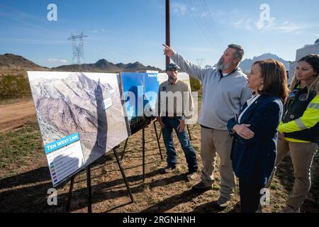 Reportage: Kamala Harris am Umspannwerk Delaney bahnbrechende Zeremonie (2023) – Vizepräsidentin Kamala Harris erhält Projektbesprechung mit IBEW-Vertretern Kyle Gladden, Dallas Edwards und Melanie Perez am Umspannwerk Delaney in Tonopah, Arizona, Donnerstag, 19. Januar 2023, vor dem Aufbruch der TEN-West-Link-Übertragungsleitung für saubere Energie. Stockfoto