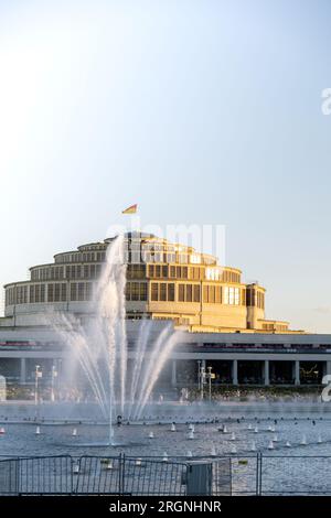 Breslau Polen 2023. Mai Multimedia Fountain in Centennial Hall. UNESCO-Weltkulturerbe für seine einzigartige Architektur, das Wahrzeichen der Centennial Hall von außen. Stockfoto