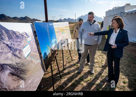 Bericht: Kamala Harris in Delaney Umspannwerk bahnbrechende Zeremonie (2023) – Vizepräsidentin Kamala Harris erhält Projektbesprechung im Umspannwerk Delaney in Tonopah, Arizona, Donnerstag, 19. Januar 2023, vor dem Aufbruch der TEN-West-Link-Übertragungsleitung für saubere Energie. Stockfoto