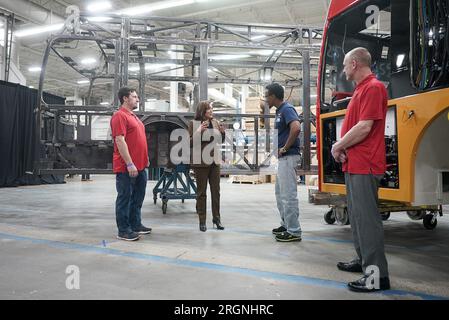 Bericht: Kamala Harris besichtigt die New Flyer Manufacturing Facility (2023) – Vizepräsident Kamala Harris nimmt am Donnerstag, den 9. Februar 2023, an einer Tour zur New Flyer Manufacturing Facility in St. Teil Wolke, Minnesota. Stockfoto