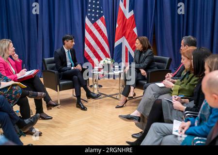 Bericht: Vizepräsident Kamala Harris trifft sich am Samstag, den 18. Februar 2023, während der Münchner Sicherheitskonferenz mit dem britischen Premierminister Rishi Sunak in der Commerzbank in München. Stockfoto