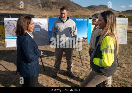 Reportage: Kamala Harris am Umspannwerk Delaney bahnbrechende Zeremonie (2023) – Vizepräsidentin Kamala Harris erhält Projektbesprechung mit IBEW-Vertretern Kyle Gladden, Dallas Edwards und Melanie Perez am Umspannwerk Delaney in Tonopah, Arizona, Donnerstag, 19. Januar 2023, vor dem Aufbruch der TEN-West-Link-Übertragungsleitung für saubere Energie. Stockfoto