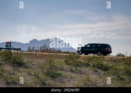 Reportage: Kamala Harris in Delaney Umspannwerk bahnbrechende Zeremonie (2023) - Vizepräsident Kamala Harris und Zweiter Gentleman Doug Emhoff verlassen Luke Air Force Base auf dem Weg zum Delaney Umspannwerk in Tonopah, Arizona, Donnerstag, 19. Januar 2023, um an der bahnbrechenden TEN-West-Link-Übertragungsleitung für saubere Energie teilzunehmen. Stockfoto