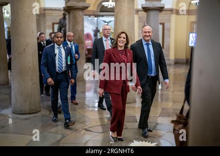 Bericht: Vizepräsident Kamala Harris und Zweiter Gentleman Douglas Emhoff verlassen das US-Kapitol am Dienstag, den 7. Februar 2023, auf dem Weg zur Residenz des Vizepräsidenten in Washington, D.C. Stockfoto