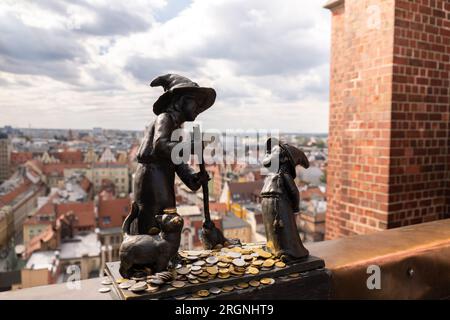 Breslau, Polen - Zwerge Mai 2022. Die Hexen Tekla und Martynka Polnisch: Czarownice Tekla i Martynka auf der Aussichtsplattform von St. Maria Magdalenes Kirche. Einer der berühmtesten Breslau-Zwerge Stockfoto