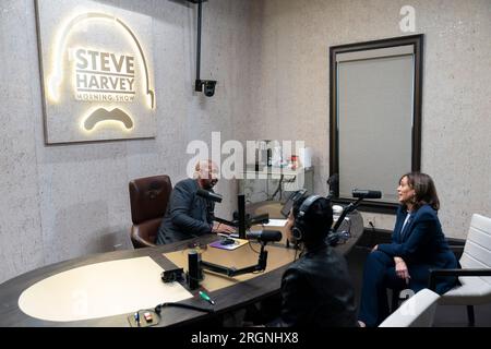 Reportage: Vizepräsident Kamala Harris nimmt an einem voraufgenommenen Radiointerview für die Steve Harvey Show am Mittwoch, den 8. Februar 2023, in Atlanta Teil. Stockfoto