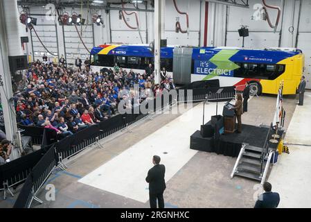 Bericht: Kamala Harris besichtigt die neue Fertigungsstätte des Flyers (2023) – Vizepräsident Kamala Harris hält am Donnerstag, den 9. Februar 2023, eine Rede in der New Flyer Manufacturing Facility in St. Wolke, Minnesota. Stockfoto